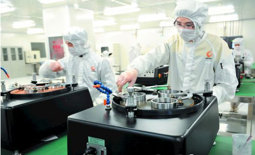 云顶国际的科研人员对PLC型光分路器芯片进行检测封装